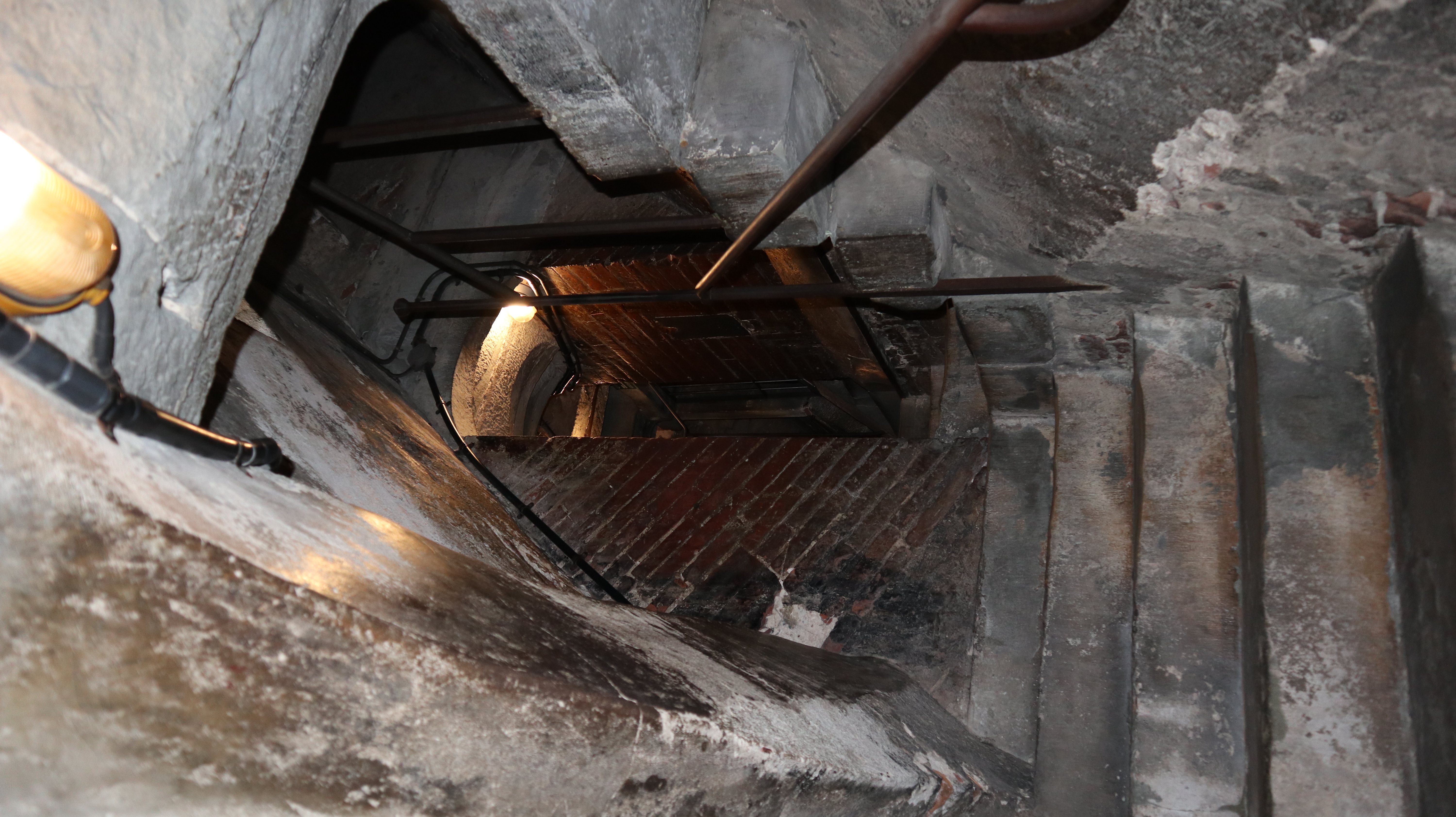 Figure 18: (F6_16) Passageway between two shells in dome of duomo