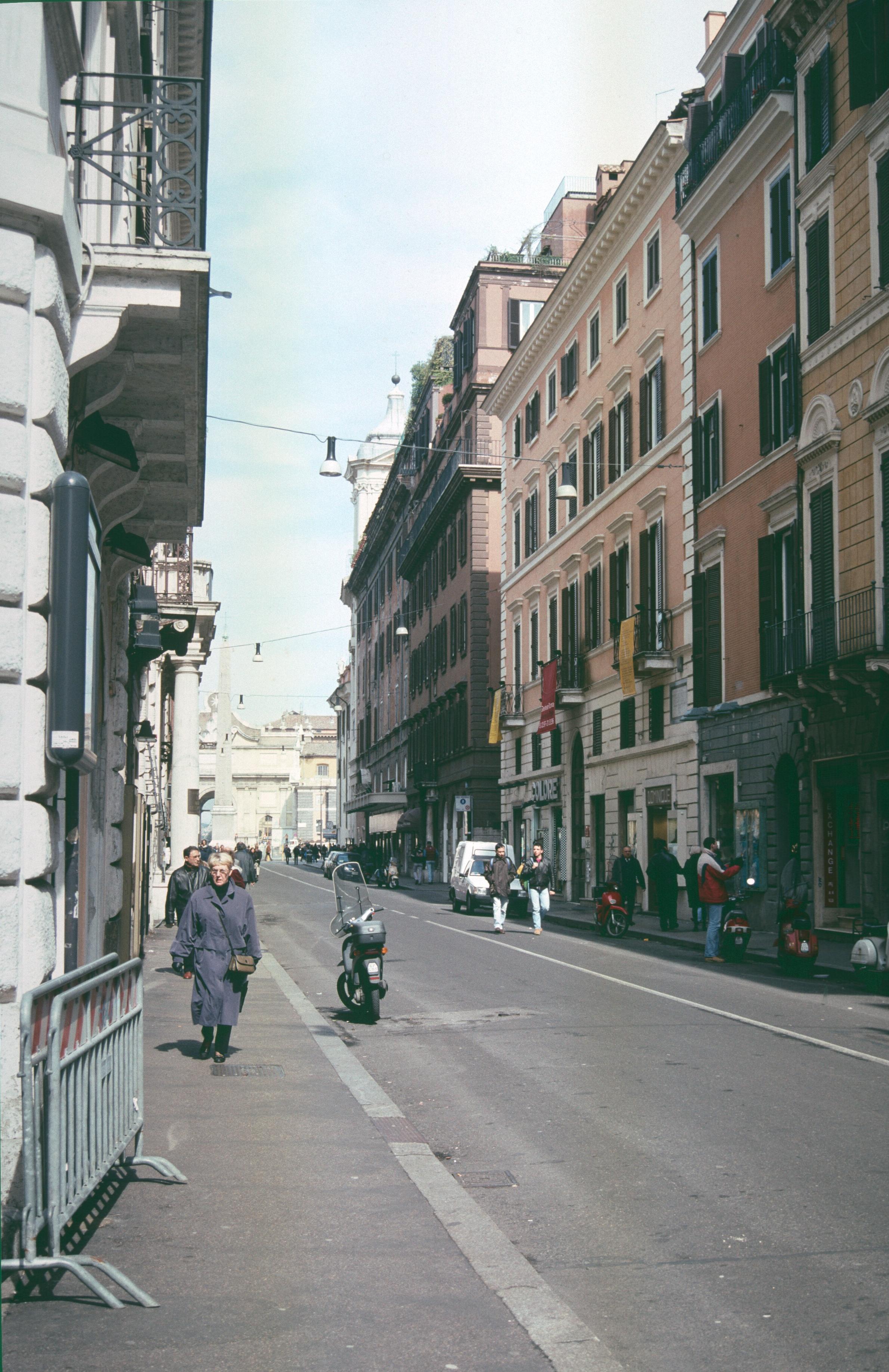 Figure 9: (O_G_9) Corso (left) and plaque on Goethehaus (right)