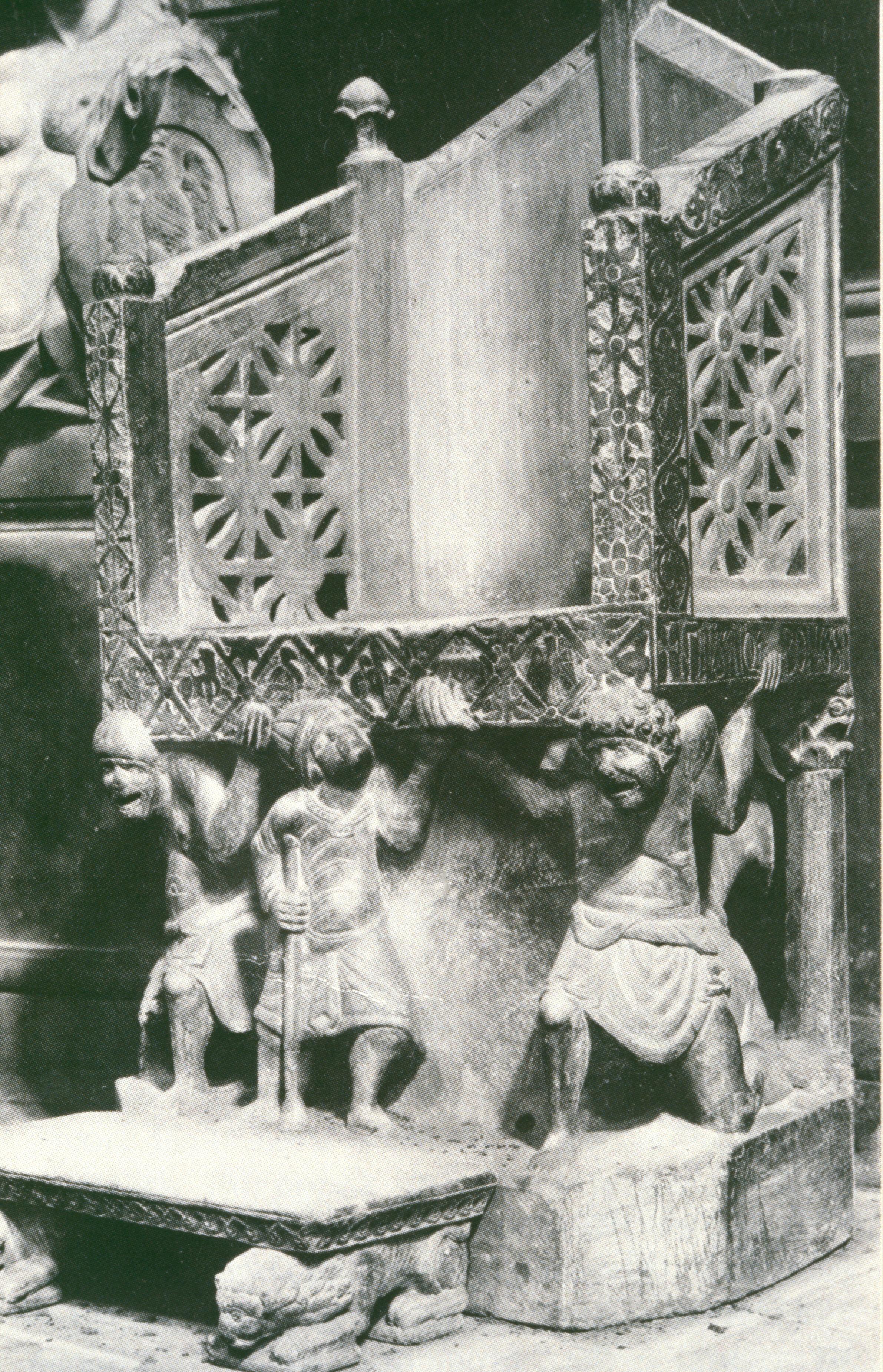 Figure 15: (P_Pu_15) Throne at Bari cathedral (l); and detail from same (r)