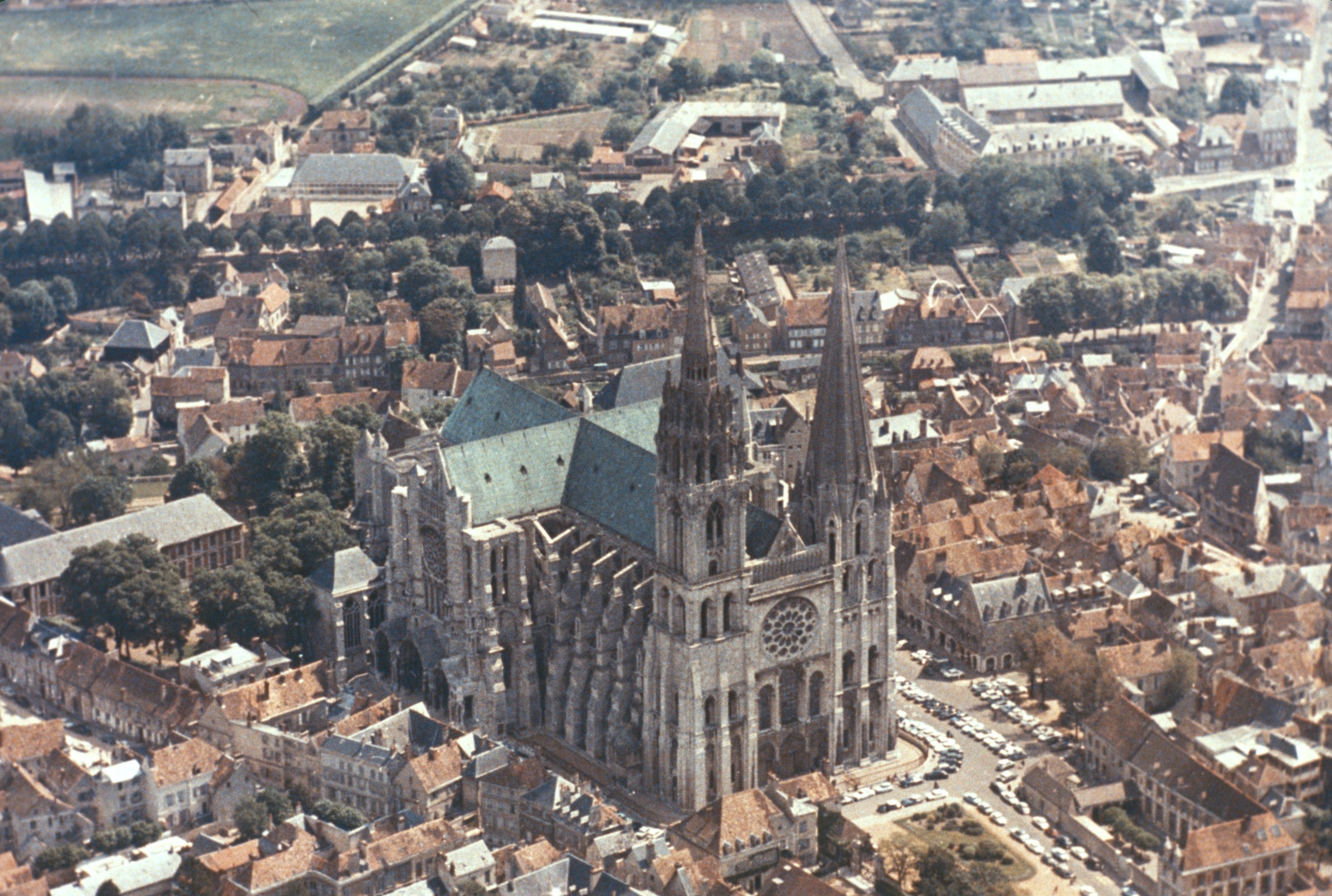 Figure 16: (P_Pa_16) Aerial view of Chartres