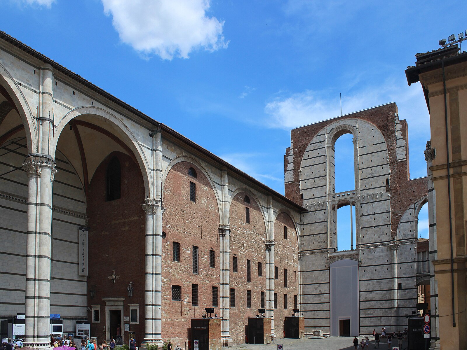 Figure 9: (S5_5b) The Duomo’s unfinished extension